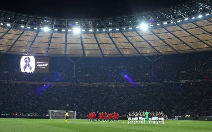 26.03.2016, Fussball Nationalmannschaft, Freundschaftsspiel Deutschland - England, im Olympiastadion Berlin. Schweigeminute für die Opfer der Terroranschläge in Brüssel 