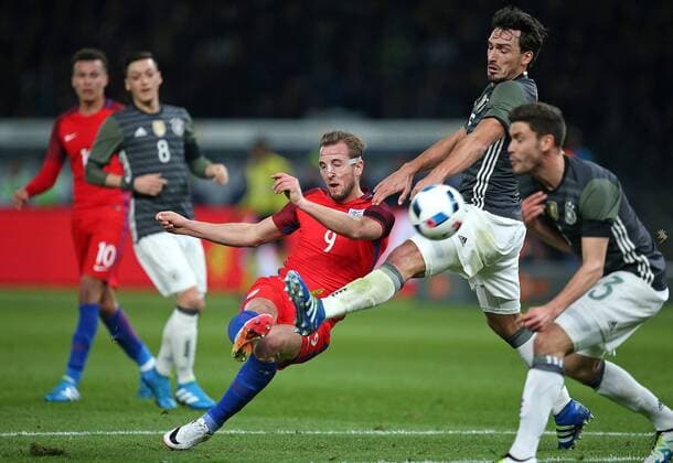 26.03.2016, Fussball Nationalmannschaft, Freundschaftsspiel Deutschland - England, im Olympiastadion Berlin. v.l. Harry Kane (England) gegen Mats Hummels (Deutschland) und Jonas Hector (Deutschland) 