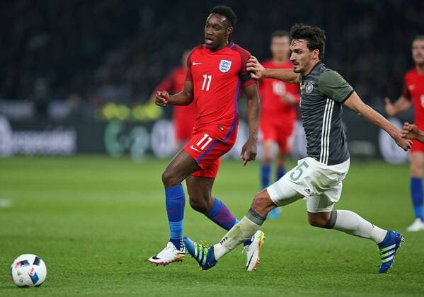 26.03.2016, Fussball Nationalmannschaft, Freundschaftsspiel Deutschland - England, im Olympiastadion Berlin. v.l. Danny Welbeck (England) gegen Mats Hummels (Deutschland) 