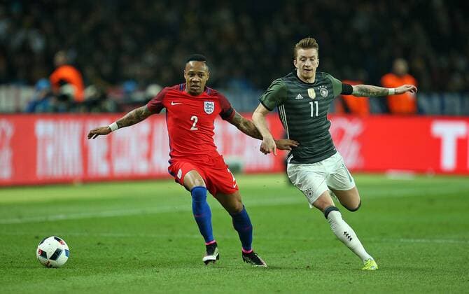 26.03.2016, Fussball Nationalmannschaft, Freundschaftsspiel Deutschland - England, im Olympiastadion Berlin. v.,l. Nathaniel Clyne (England) gegen Marco Reus (Deutschland) 