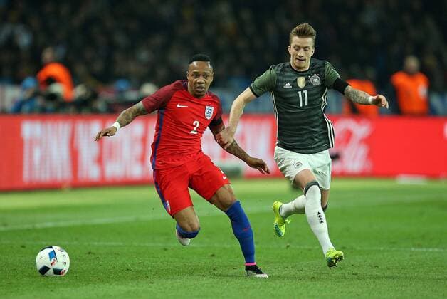 26.03.2016, Fussball Nationalmannschaft, Freundschaftsspiel Deutschland - England, im Olympiastadion Berlin. v.,l. Nathaniel Clyne (England) gegen Marco Reus (Deutschland) 