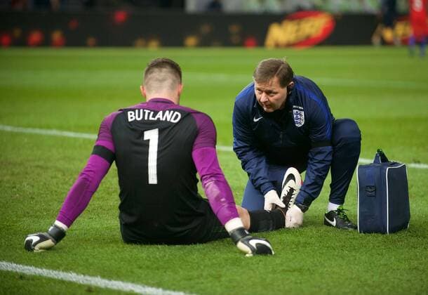 Fussball Berlin 19.03.2016 Nationalmannschaft DFB Länderspiel Deutschland (GER) - England (ENG) Jack Butland (England, TW, No.01) verletzt