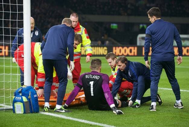 Fussball Berlin 19.03.2016 Nationalmannschaft DFB Länderspiel Deutschland (GER) - England (ENG) Jack Butland (England, TW, No.01) verletzt
