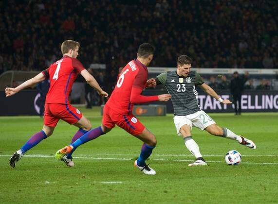 Fussball Berlin 19.03.2016 Nationalmannschaft DFB Länderspiel Deutschland (GER) - England (ENG) Mario Gomez (Deutschland, No.23) Chris Smalling (England, No.06) Eric Dier (England, No.04)