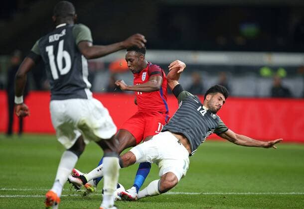 26.03.2016, Fussball Nationalmannschaft, Freundschaftsspiel Deutschland - England, im Olympiastadion Berlin. v.l. Antonio Rüdiger (Deutschland) , Danny Welbeck (England) gegen Emre Can (Deutschland) 