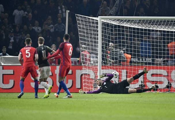 Tor zum 1:0 durch Toni Kroos (GER) Torschuss gegen Torwaret Jack Butland (ENG) der sich verletzt DFB Länderspiel Deutschland gegen England Freundschaftsspiel Fußball Herren GER vs ENG Berlin Olympiastadion 26.03.2016 DFB Länderspiel Deutschland gegen England
