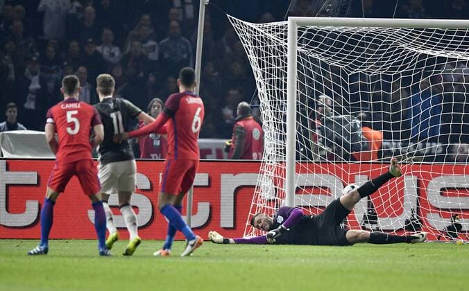 Tor zum 1:0 durch Toni Kroos (GER) Torschuss gegen Torwaret Jack Butland (ENG) der sich verletzt DFB Länderspiel Deutschland gegen England Freundschaftsspiel Fußball Herren GER vs ENG Berlin Olympiastadion 26.03.2016 DFB Länderspiel Deutschland gegen England