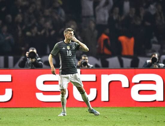 Tor zum 1:0 durch Toni Kroos (GER) Torjubel Handkuss DFB Länderspiel Deutschland gegen England Freundschaftsspiel Fußball Herren GER vs ENG Berlin Olympiastadion 26.03.2016 DFB Länderspiel Deutschland gegen England