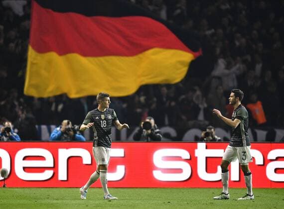Tor zum 1:0 durch Toni Kroos (GER) Torjubel vor deutscher Fllagge mit Jonas Hector (GER) (rechts) DFB Länderspiel Deutschland gegen England Freundschaftsspiel Fußball Herren GER vs ENG Berlin Olympiastadion 26.03.2016 DFB Länderspiel Deutschland gegen England
