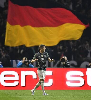 Tor zum 1:0 durch Toni Kroos (GER) Torjubel vor deutscher Fllagge DFB Länderspiel Deutschland gegen England Freundschaftsspiel Fußball Herren GER vs ENG Berlin Olympiastadion 26.03.2016 DFB Länderspiel Deutschland gegen England