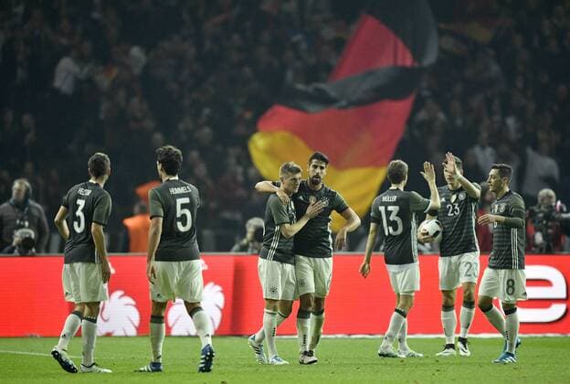 Tor zum 1:0 durch Toni Kroos (GER) Torjubel vor deutscher Fllagge mit Sami Khedira (GER) DFB Länderspiel Deutschland gegen England Freundschaftsspiel Fußball Herren GER vs ENG Berlin Olympiastadion 26.03.2016 DFB Länderspiel Deutschland gegen England
