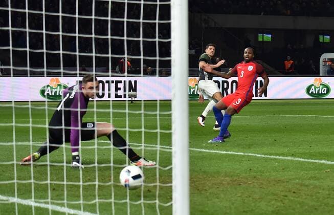 26.03.2016, Fussball Laenderspiel in Berlin, Deutschland - England Dieses Tor von Mario Gomez (Deutschland), hinten mitte, wird aufgrund einer Abseitsposition nicht anerkannt