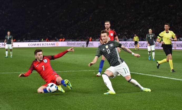 26.03.2016, Fussball Laenderspiel in Berlin, Deutschland - England Marco Reus (Deutschland), re., gegen Adam Lallana (England)