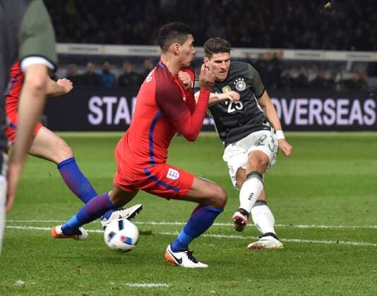 26.03.2016, Fussball Laenderspiel in Berlin, Deutschland - England Mario Gomez (Deutschland), re., scheitert nur knapp mit diesem Schuss