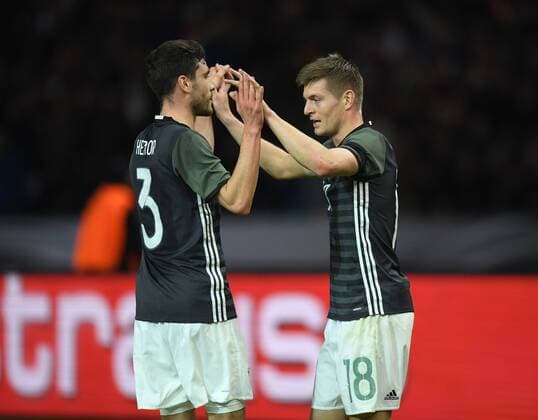 26.03.2016, Fussball Laenderspiel in Berlin, Deutschland - England Jubel Toni Kroos (Deutschland), re., und Jonas Hector (Deutschland)