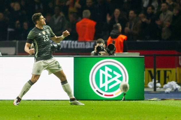 Berlin Mario Gomez (Besiktas Istanbul) beim Torjubel nach dem Abseits-Treffer beim Freundschaftsspiel Deutschland vs England am 26.03.2016, Copyright: Schülerx xEibner-Pressefoto EP_jse