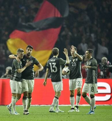 Tor zum 1:0 durch Toni Kroos (GER) Torjubel vor deutscher Fllagge mit Sami Khedira (GER) DFB Länderspiel Deutschland gegen England Freundschaftsspiel Fußball Herren GER vs ENG Berlin Olympiastadion 26.03.2016 DFB Länderspiel Deutschland gegen England