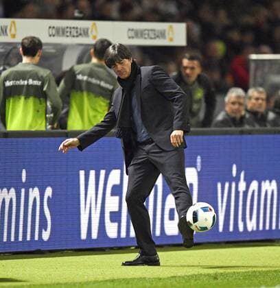 26.03.2016, Fussball Nationalmannschaft, Freundschaftsspiel Deutschland - England, im Olympiastadion Berlin. Trainer Joachim Löw (Deutschland) spielt den Ball gekonnt zurück. 