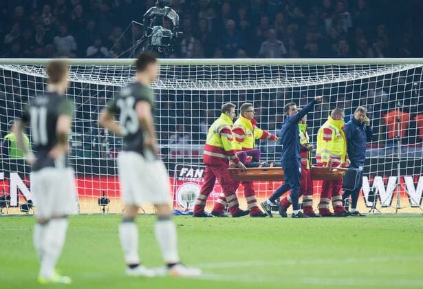 Berlin, Deutschland, 26.03.2016: Fußball Länderspiel zur Vorbereitung für die EM 2016 - Deutschland - England. Torwart Jack Butland (England 1) wird verletzt vom Platz geschleppt