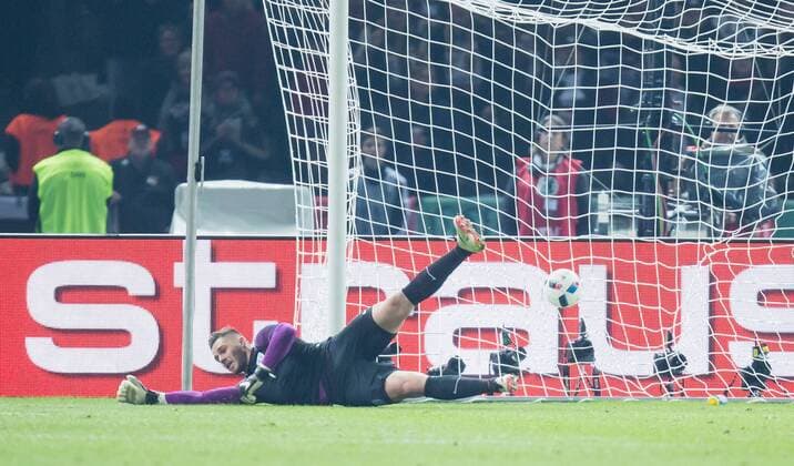 Berlin, Deutschland, 26.03.2016: Fußball Länderspiel zur Vorbereitung für die EM 2016 - Deutschland - England. Tor 1:0. Torwart Jack Butland (England 1) hat das Nachsehen