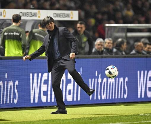 26.03.2016, Fussball Nationalmannschaft, Freundschaftsspiel Deutschland - England, im Olympiastadion Berlin. Trainer Joachim Löw (Deutschland) spielt den Ball gekonnt zurück. 