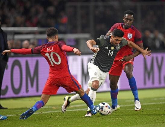 26.03.2016, Fussball Nationalmannschaft, Freundschaftsspiel Deutschland - England, im Olympiastadion Berlin. v.li: Dele Alli (England) gegen Emre Can (Deutschland), re: Danny Welbeck (England). 