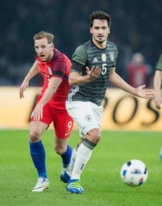 Berlin, Deutschland, 26.03.2016: Fußball Länderspiel zur Vorbereitung für die EM 2016 - Deutschland - England. Harry Kane (England 9) im Zweikampf gegen Mats Hummels (Deutschland 5)