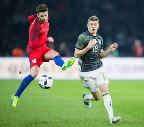Berlin, Deutschland, 26.03.2016: Fußball Länderspiel zur Vorbereitung für die EM 2016 - Deutschland - England. Adam Lallana (England 7) im Zweikampf gegen Toni Kroos (Deutschland 18)