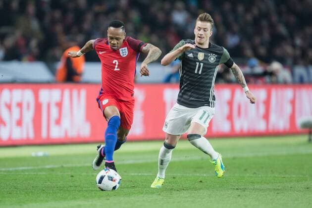 Berlin, Deutschland, 26.03.2016: Fußball Länderspiel zur Vorbereitung für die EM 2016 - Deutschland - England. Nathaniel Clyne (England 2) im Zweikampf gegen Marco Reus (Deutschland 11)