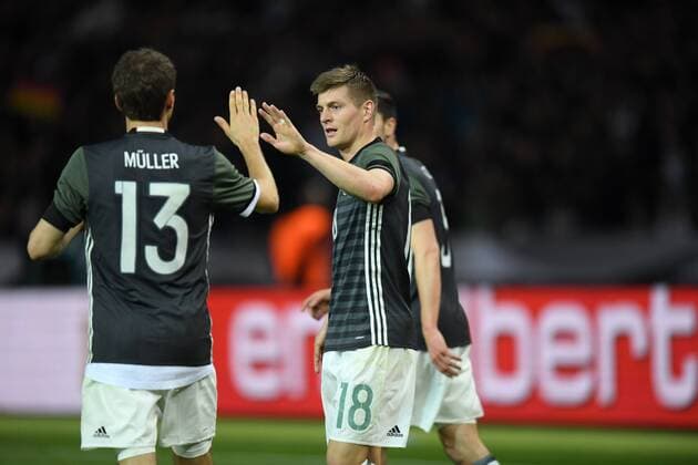 26.03.2016, Fussball Laenderspiel in Berlin, Deutschland - England Jubel Toni Kroos (Deutschland), re., und Thomas Mueller, Thomas Müller (Deutschland)