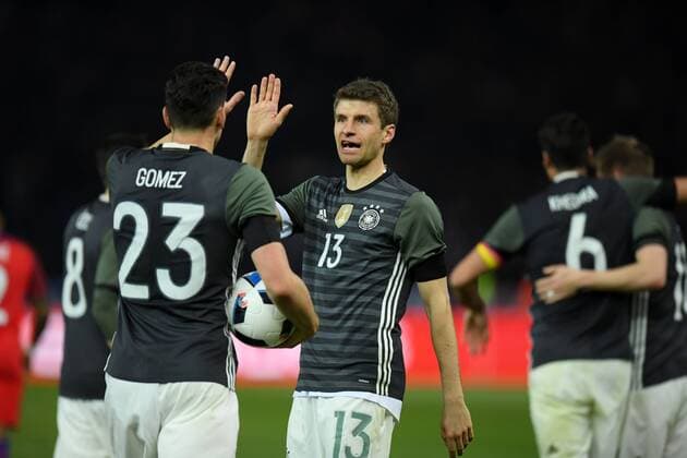 26.03.2016, Fussball Laenderspiel in Berlin, Deutschland - England Jubel Thomas Mueller, Thomas Müller (Deutschland), re., und Mario Gomez (Deutschland)