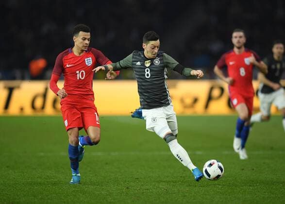 26.03.2016, Fussball Laenderspiel in Berlin, Deutschland - England Mesut Oezil, Mesut Özil (Deutschland), re., gegen Dele Alli (England)