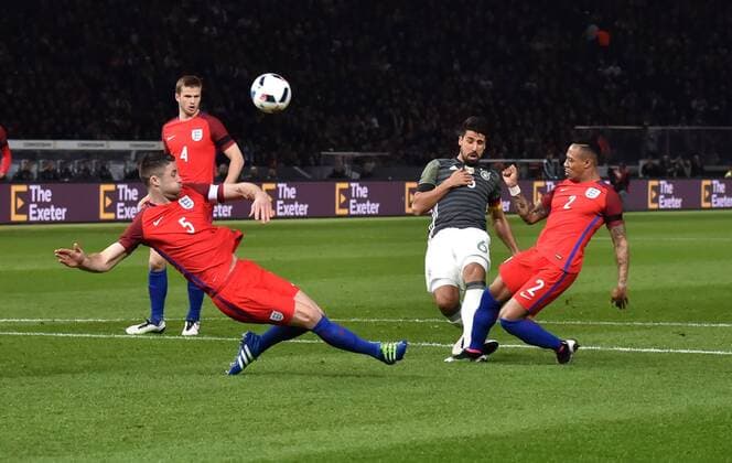 26.03.2016, Fussball Laenderspiel in Berlin, Deutschland - England Sami Khedira (Deutschland), mi., scheitert mit diesem Schuss