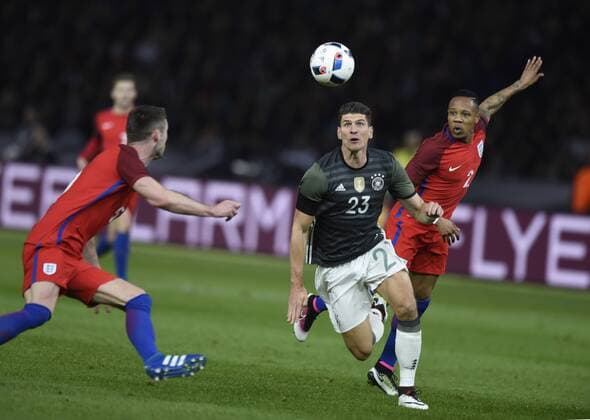 26.03.2016, Deutschland - England Mario Gomez (BRD) Aktion gegen Nathaniel Clyne (ENG) und Cahill (links) HM