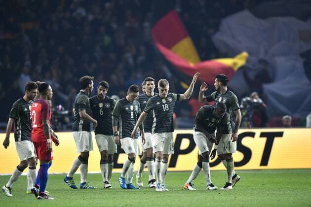 Tor zum 1:0 durch Toni Kroos (GER) Torjubel vor deutscher Fllagge DFB Länderspiel Deutschland gegen England Freundschaftsspiel Fußball Herren GER vs ENG Berlin Olympiastadion 26.03.2016 DFB Länderspiel Deutschland gegen England