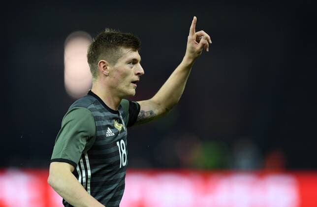 FUSSBALL INTERNATIONAL TESTSPIEL IM BERLINER OLYMPIASTADION Deutschland - England 26.03.2016 Toni Kroos (Deutschland) bejubelt seinen Treffer zum 1:0 