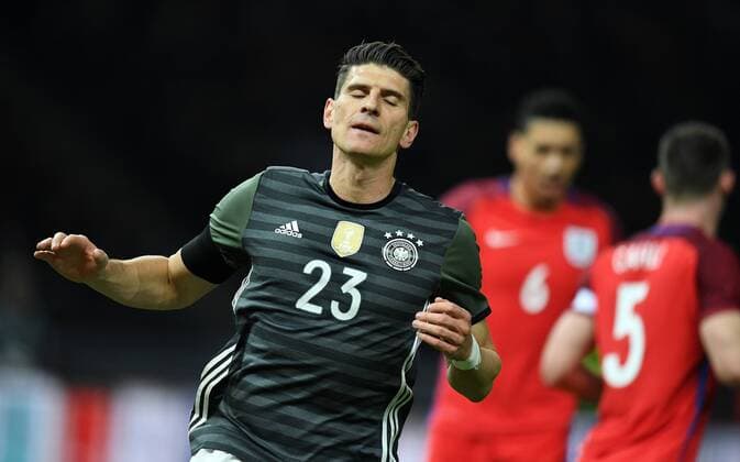FUSSBALL INTERNATIONAL TESTSPIEL IM BERLINER OLYMPIASTADION Deutschland - England 26.03.2016 Mario Gomez (Deutschland) 
