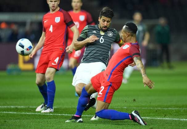 FUSSBALL INTERNATIONAL TESTSPIEL IM BERLINER OLYMPIASTADION Deutschland - England 26.03.2016 Sami Khedira (li, Deutschland) gegen Nathaniel Clyne (re, England) 