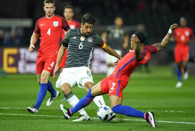 FUSSBALL INTERNATIONAL TESTSPIEL IM BERLINER OLYMPIASTADION Deutschland - England 26.03.2016 Sami Khedira (li, Deutschland) gegen Nathaniel Clyne (re, England) 