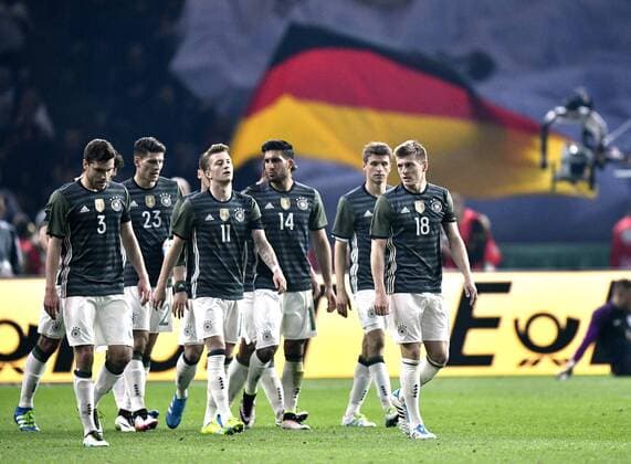 Tor zum 1:0 durch Toni Kroos (GER) Torjubel vor deutscher Fllagge DFB Länderspiel Deutschland gegen England Freundschaftsspiel Fußball Herren GER vs ENG Berlin Olympiastadion 26.03.2016 DFB Länderspiel Deutschland gegen England