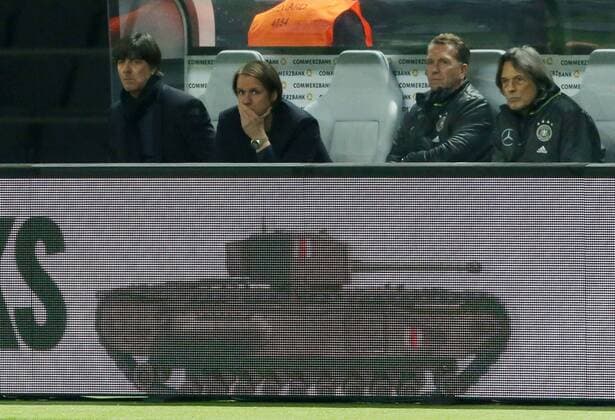 Bilder des Tages - SPORT unpassende Panzerspielwerbung auf der elektronischen Werbebande, dahinter die deutsche Trainerbank Fußball Fussball Länderspiel Saison 2015 2016 26.03.2016 DFB Nationalmannschaft BRDeutschland vs. England