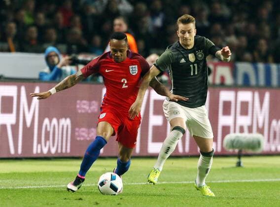 Nathaniel Clyne, Marco Reus Aktion Spielszene Zweikampf Fußball Fussball Länderspiel Saison 2015 2016 26.03.2016 DFB Nationalmannschaft BRDeutschland vs. England