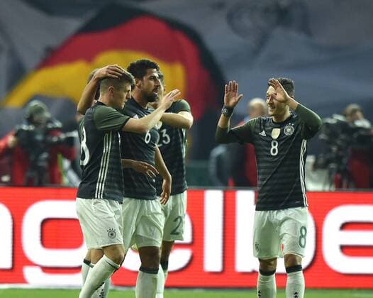 26.03.2016, Fussball Laenderspiel in Berlin, Deutschland - England Jubel Toni Kroos (Deutschland), Sami Khedira (Deutschland), Mesut Oezil, Mesut Özil (Deutschland), v.li.