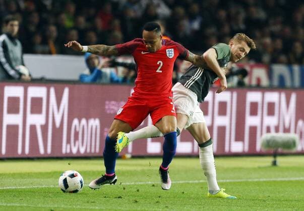 Nathaniel Clyne, Marco Reus Aktion Spielszene Zweikampf Fußball Fussball Länderspiel Saison 2015 2016 26.03.2016 DFB Nationalmannschaft BRDeutschland vs. England