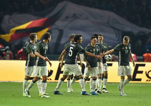 26.03.2016, Fussball Laenderspiel in Berlin, Deutschland - England Torschütze Toni Kroos (Deutschland), re., wird gefeiert