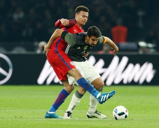 Dele Alli, Sami Khedira Aktion Spielszene Zweikampf Fußball Fussball Länderspiel Saison 2015 2016 26.03.2016 DFB Nationalmannschaft BRDeutschland vs. England
