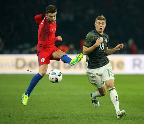 Adam Lallana, Toni Kroos Aktion Spielszene Zweikampf Fußball Fussball Länderspiel Saison 2015 2016 26.03.2016 DFB Nationalmannschaft BRDeutschland vs. England