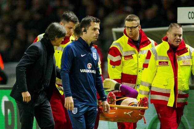 Berlin National-, Bundestrainer Joachim Jogi Loew bei Torwart Jack Butland (England 1) nach dessen verletzungsbedingter Auswechselung beim Freundschaftsspiel Deutschland vs England am 26.03.2016, Copyright: Schülerx xEibner-Pressefoto EP_jse