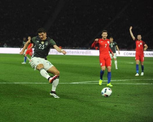 26.03.2016, Deutschland - England Abseitstor durch Mario Gomez vor Adam Lallana (7) HM