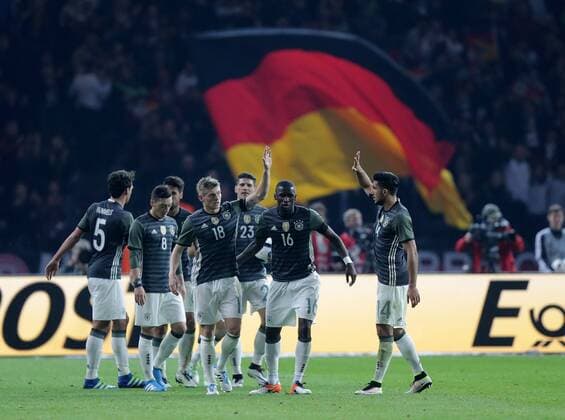 GER, FSP, Deutschland (GER) vs England (GBR) 26.03.2016, Olympiastadion Berlin, GER, FSP, Deutschland (GER) vs England (GBR), im Bild Toni Kroos (Deutschland)freut sich über sein Tor zum 1:0 nphxBratic
